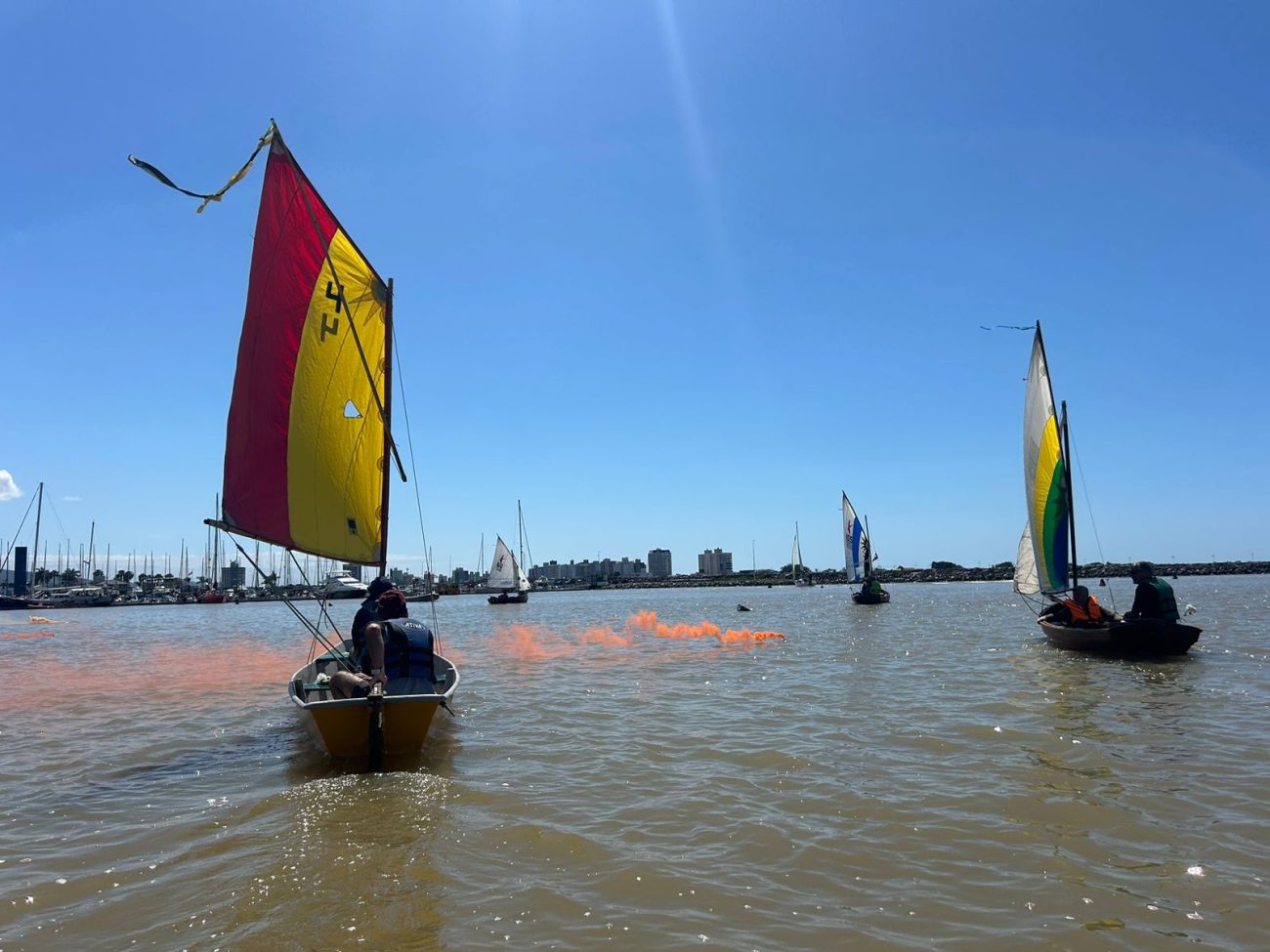 Cortejo de veleiros em Itajaí presta última homenagem a velejador morto em naufrágio - Greici Siezemel/ND