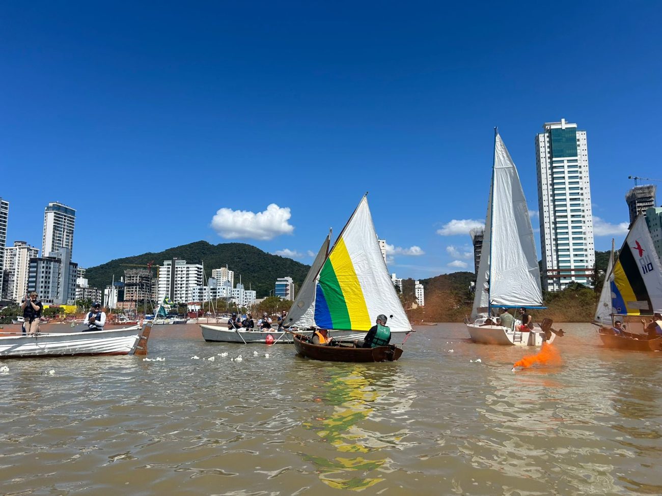 Cortejo de veleiros acontece sete dias após morte do engenheiro - Greici Siezemel/ND