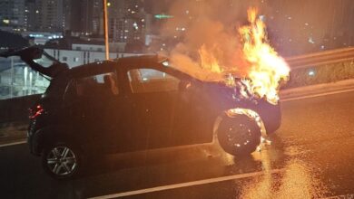 Carro pega fogo e bloqueia Avenida Panorâmica em Balneário Camboriú