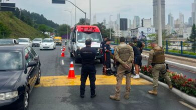 Condutor de veículo autopropelido sofre queda no elevado da Quarta Avenida