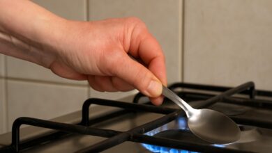 Criança de 2 anos sofre queimadura na mão após castigo com colher quente