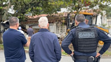Casa abandonada usada para crimes é demolida em Balneário Camboriú