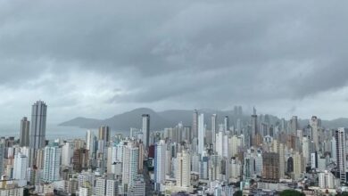 Fim de semana em Balneário Camboriú começa chuvoso e termina com sol