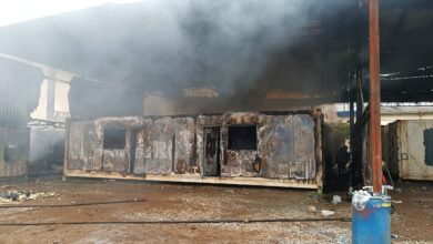 Galpão aberto pega fogo e cinco contêineres queimam no bairro Cordeiros, em Itajaí