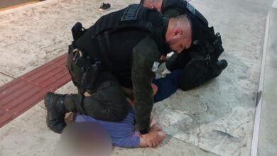 Homem em surto tenta arremessar lajota contra vitrine e é contido pela GM