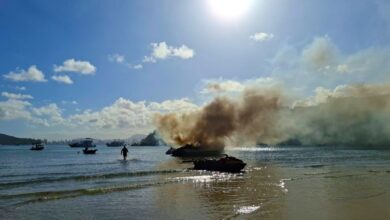 Incêndio atinge lancha de 36 pés no Caixa d’Aço