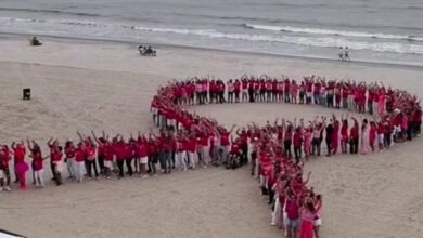 Laço humano reúne 300 pessoas na Praia Central em apoio ao Outubro Rosa em Balneário Camboriú