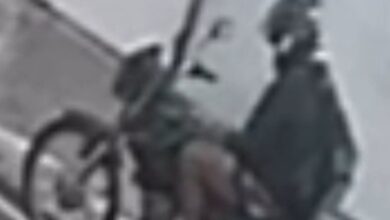 Motociclista faz gestos obscenos para meninas e foge após notar presença de adulto