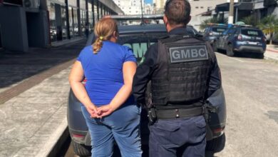 Mulher é presa por furtar dois pacotes de linguiça na Quarta Avenida