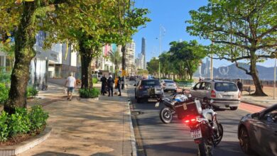 Mulher fica ferida após cair de patinete elétrico na Avenida Atlântica em Balneário Camboriú