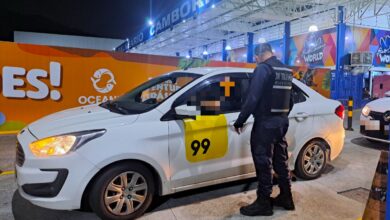 Operação em frente à rodoviária autua cinco motoristas de app