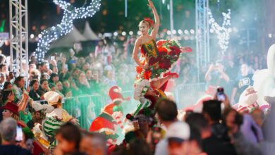 Balneário Camboriú estreia desfiles natalinos e atrai multidão na orla