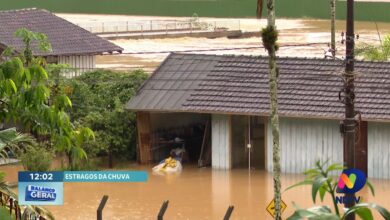 Chuva alaga ruas em Luiz Alves e Ilhota, e moradores precisam de resgate