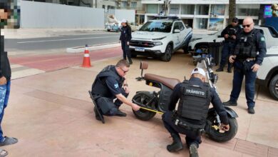 Fiscalização em Balneário Camboriú retém sete ciclomotores por falta de capacete