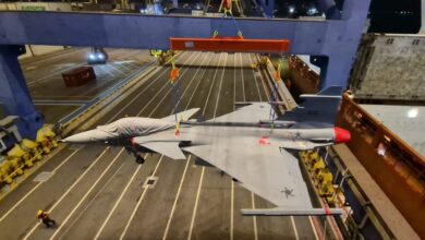 Novo caça Gripen chega ao porto de Navegantes