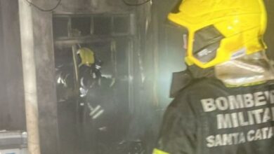 Homem agride mulher e incendeia veículos durante a madrugada em Camboriú