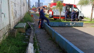 Poste cai sobre homem e risco de choque elétrico mobiliza equipes de resgate em SC