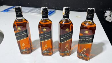 Homem é detido ao tentar sair de supermercado com quatro Black Label sem pagar