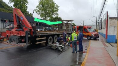 Jovem de 29 anos morre após perder o controle da Biz e ser atropelado por caminhão em Camboriú