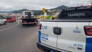 Motociclista é flagrado fazendo “grau” e com escapamento irregular em Balneário Camboriú