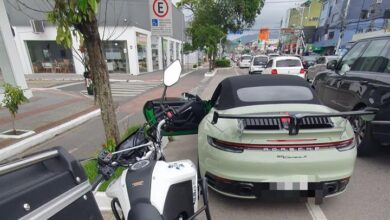 Ruído de Porsche chama atenção de agentes e revela motorista com habilitação vencida