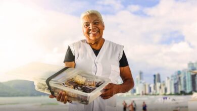 Sucesso com bordão inconfundível, Tia da Cocada é símbolo popular de Balneário Camboriú