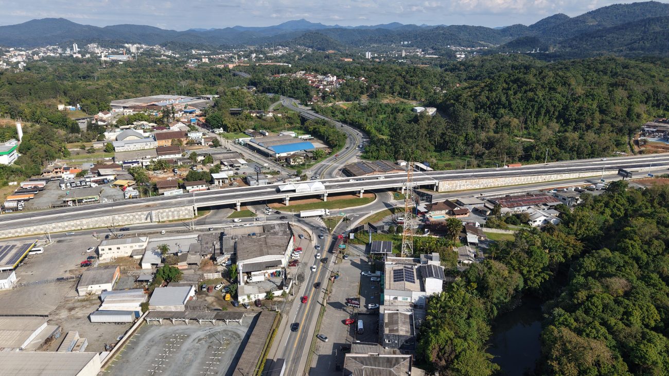 Visão aérea da obra na BR-470 e sua integração com a malha viária local.