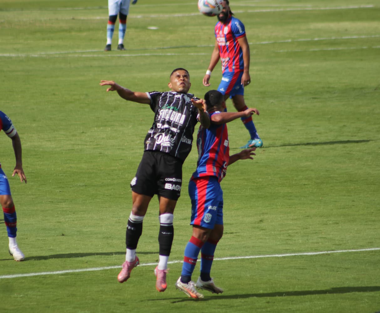 Marlyson abriu o placar para o Furacão no primeiro tempo