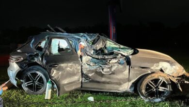 Porsche vira sucata e mulher tem braço amputado após acidente em SC