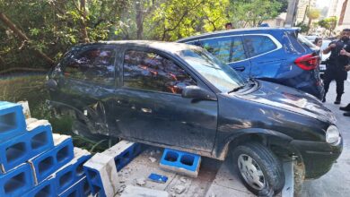 Acidente no Pioneiros deixa BMW e Corsa pendurados às margens do Rio Marambaia
