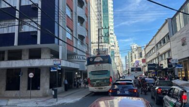 Balneário Camboriú publica decretos e redefine regras para ônibus turísticos e carga e descarga na alta temporada