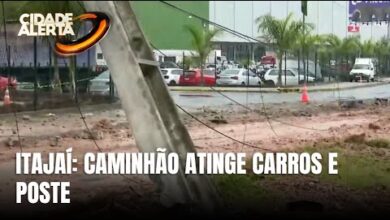 Caminhão sai de pista e causa acidente com carros e poste em Itajaí