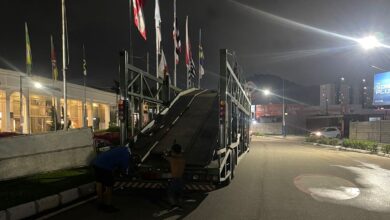 Cegonheira usa via pública para descarregar carros e acaba multada em BC