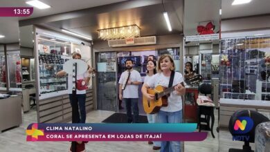 Coral leva clima natalino e emociona clientes em lojas de Itajaí