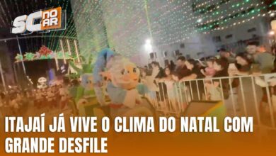 Grande desfile marca a chegada antecipada do Natal em Itajaí