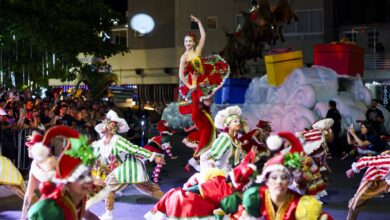 Desfiles de Natal em Balneário Camboriú tem formato único no Brasil