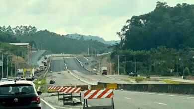 Duplicação da BR-470 paralisa serviços e afeta trânsito