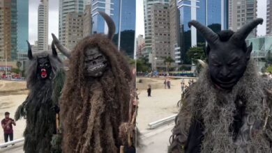 O que eram as figuras mascaradas que surpreenderam banhistas em Balneário Camboriú?