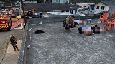 Fogos são lançados contra policiais em Itajaí e homem é baleado após avançar com rojão