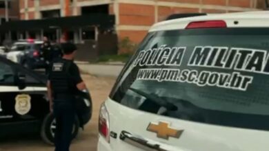 Homem morto tinha faca cravada no ombro em Itapema