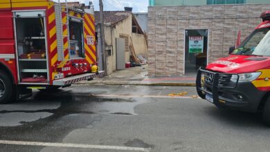 Incêndio atinge residência e consome segundo pavimento em Camboriú
