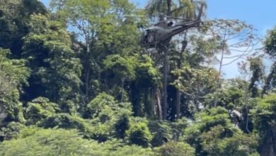 Mulher é resgatada por helicóptero após queda durante escalada no Morro do Boi em Balneário Camboriú