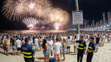 Município admite equívoco e retifica proibição de tendas e coolers na Praia Central durante o Réveillon