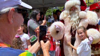 Parada natalina leva programação do Viva o Natal BC ao Bairro da Barra e atrai famílias