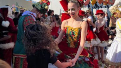 Parada natalina leva Papai Noel e artistas ao Bairro das Nações