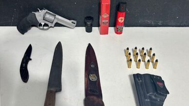 Suspeito de violência doméstica é flagrado com arma de uso restrito ao tentar fugir em Itajaí