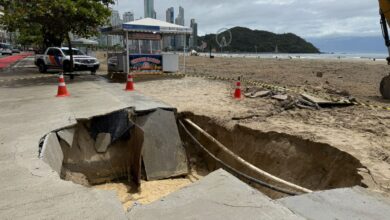 Temporal rápido alaga vias em BC e causa rompimento de calçada na orla