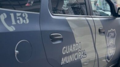 Homem esfaqueia três pessoas e outro é agredido em confusão envolvendo ponto de milho na Praia Central de Balneário Camboriú