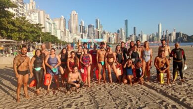 Balneário Camboriú abre inscrições para aulas gratuitas de natação em águas abertas