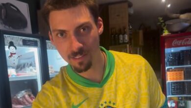 Jair Renan entrega medalha imbrochável a comerciante de SC